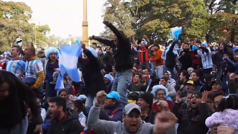 Argentinische Fans feiern den Achtelfinal-Einzug in Buenos Aires