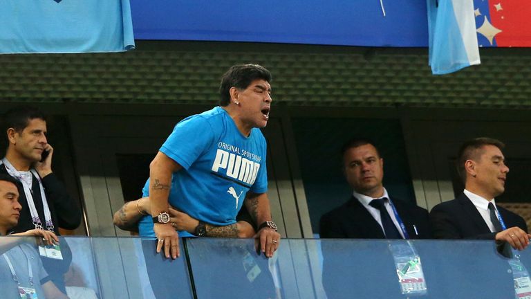 Diego Maradona kann es nicht glauben - die Albiceleste ist ausgeschieden.