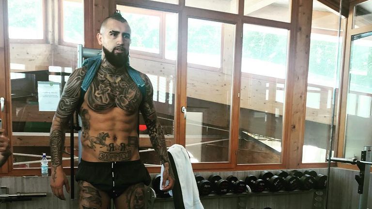Chile-Landsmann Arturo Vidal ist ebenfalls im Urlaub statt bei der WM. Bayerns Mittelfeld-Malocher trainiert fleißig. Auf diesem Bild ähnelt er aber stark einem Roboter - Terminator 2.0. (Quelle: www.instagram.com/kingarturo23oficial/)