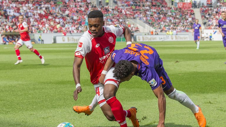 Ridle Baku (l.) trägt seit der U10 das Trikot der Mainzer.
