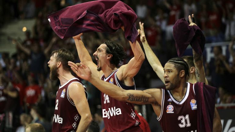 Die Bayern-Spieler Danilo Barthel, Nihad Dedovic und Devin Booker (v.l.) bejubeln den Erfolg gegen ALBA Berlin.