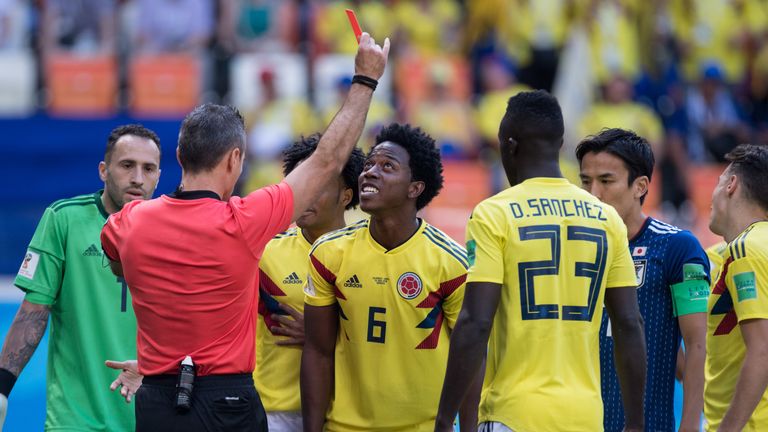 Die Rote Karte im WM-Spiel gegen Japan wird dem Kolumbianer Carlos Sanchez (Mitte Nr. 6) zum Verhängnis.