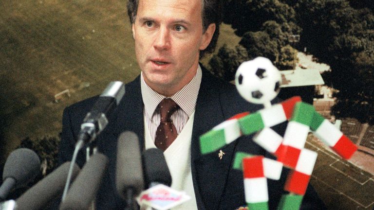 Wir präsentieren: Das Maskottchen der WM 1990 in Italien - der Name: Ciao (im Bild mit Deutschlandes Weltmeister-Trainer Franz Beckenbauer). Eine Figur in Gestalt eines Fußballers in den Landesfarben Italien.