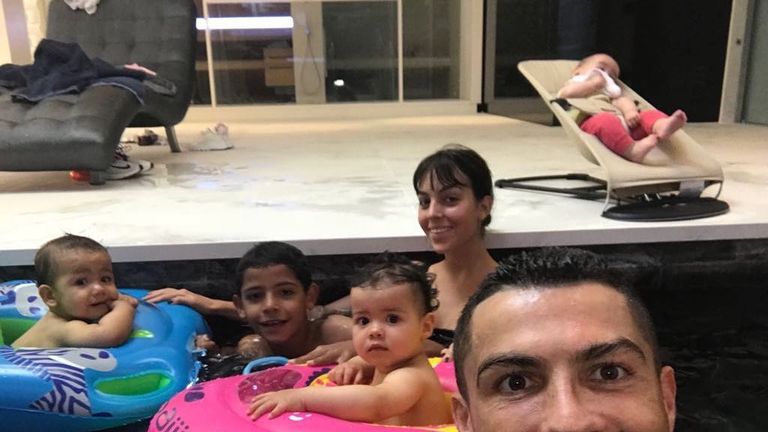 Bevor es auf den Weg zur Weltmeisterschaft macht hat sich Cristiano Ronaldo noch Zeit für die Familie genommen. Gemeinsam mit seiner Freundin und den Kids feiert der Superstar den ersten Geburtstag seiner Zwillinge. (Quelle: www.instagram.com/cristiano/)