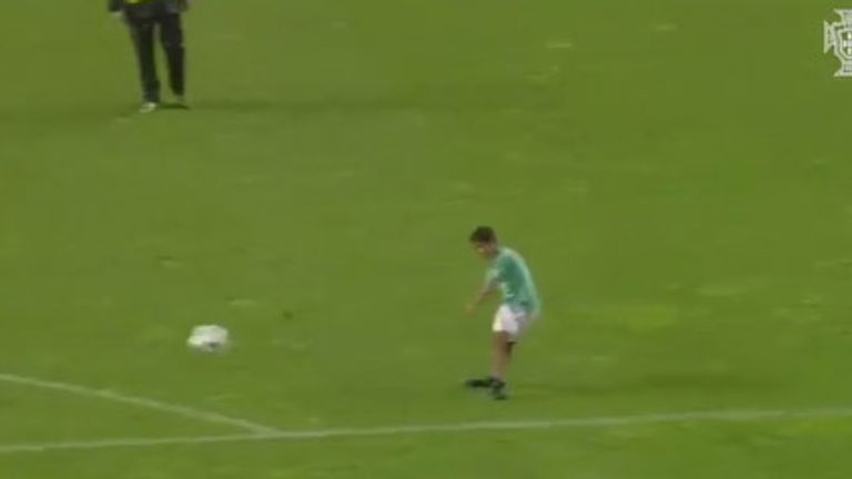 Ganz der Vater: Cristiano Ronaldo junior ist bereits mit einer feinen Technik im Fuß ausgestattet (Quelle: twitter.com/selecaoportugal).