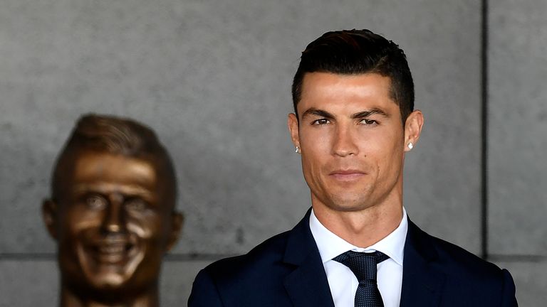 Die alte Skulptur hatte kaum Ähnlichkeit mit Cristiano Ronaldo - CR7 war nicht gerade begeistert.