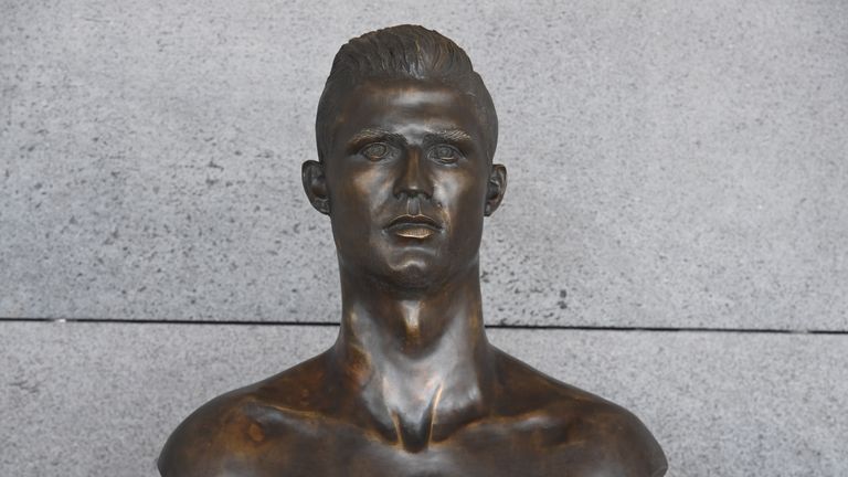 Die neue Skulptur am Flughafen von Madeira hat etwas mehr Ähnlichkeit mit Cristiano Ronaldo. 