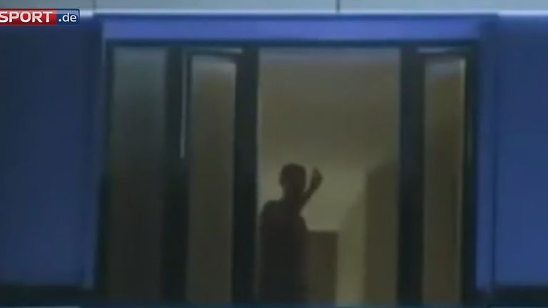 Cristiano Ronaldo kann wegen iranischen Fans nicht schlafen - und beschwert sich prompt am Hotel-Fenster.