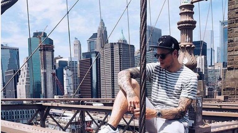 Daniel Ginczek  (VfB Stuttgart) hat sich was getraut. In New York läuft der Stürmer mit einer Kappe der Chicago Bulls herum. Ärger hat es nach seinen Angaben dafür aber keinen gegeben. (Quelle: www.instagram.com/danielginczek/)