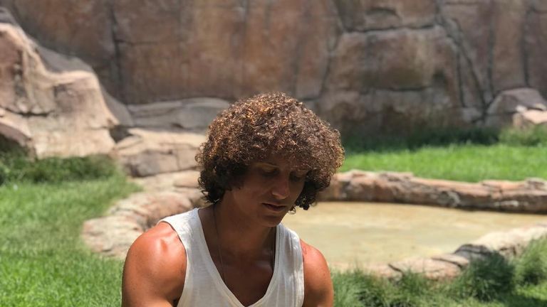 Auf dem Platz hat er keine Angst, dann erst recht nicht im Umgang mit Raubkatzen. David Luiz (FC Chelsea) widmet sich in der freien Tagen der Erziehung von weißen Tigern im Zoo von Dubai. (Quelle: www.instagram.com/davidluiz_4/)