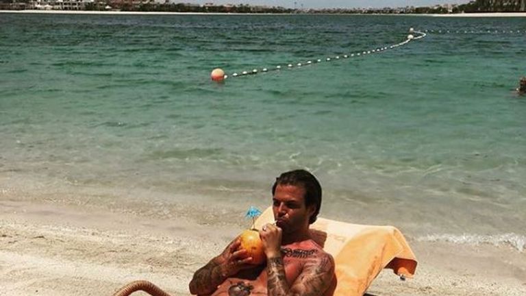 Ebenfalls in Dubai unterwegs ist Dennis Diekmeier. Nach dem Aus beim Hamburger SV entspannt der Abwehrspieler am Strand des Wüstenstaats und genießt die Sonne bei erfrischenden Kokosnuss-Kaltgetränken. (Quelle: www.instagram.com/diekmeier2/)