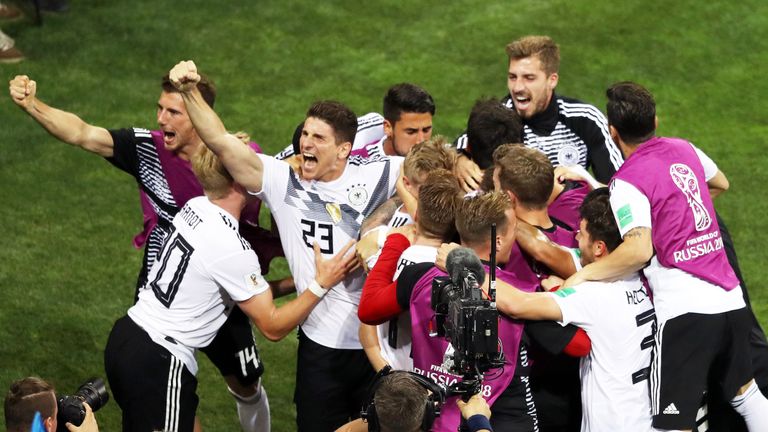 Pure Emotionen! Die DFB-Elf feiert den 2:1-Sieg gegen Schweden.