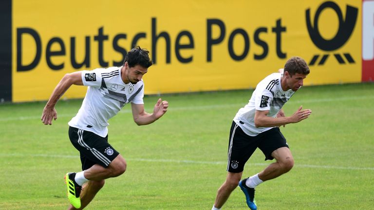 Mats Hummels (l.) und Thomas Müller sind jeweils mit einer Gelben Karte vorbelastet.