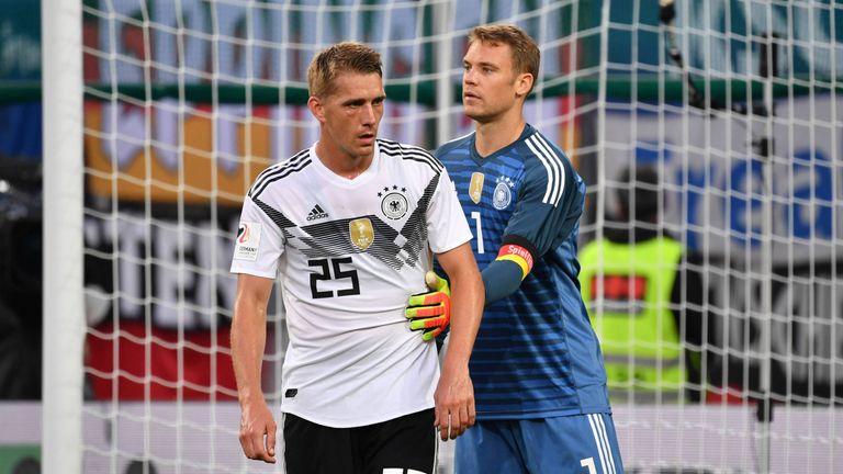 Manuel Neuer (r.) absolvierte sein erstes Länderspiel seit 2016, Nils Petersen feierte gegen Österreich sein Debüt in Jogi Löws Mannschaft.