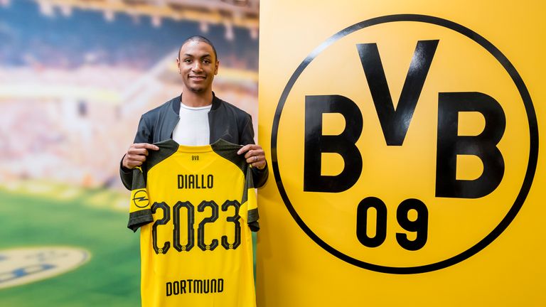 Diallo unterschreibt beim BVB. (Quelle: Borussia Dortmund)