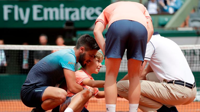Der Schreck steht dem Gegner von Zverev ins Gesicht geschrieben. Sofort kümmert sich der Franzose um den Jungen und hilft ihm auf.
