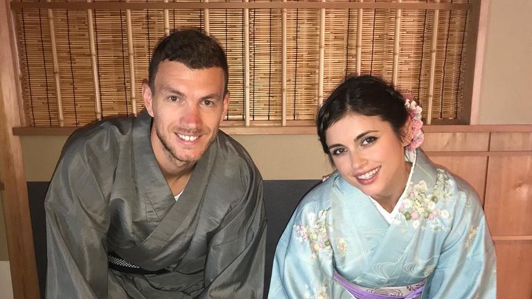 Edin Dzeko (AS Rom) lernt im Urlaub andere Kulturen kennen. Der Bosnier verweilt in Japan und hat sich kleidungsmäßig angepasst. (Quelle: www.instagram.com/ed_dzeko/)