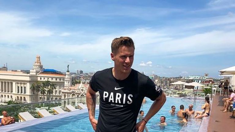Nach einer Seuchensaison bei Borussia Dortmund ist Erik Durm wieder auf dem Weg zurück. Der Weltmeister von 2014 entspannt in der kubanischen Hauptstadt Havanna. (Quelle: www.instagram.com/_erik37durm/)