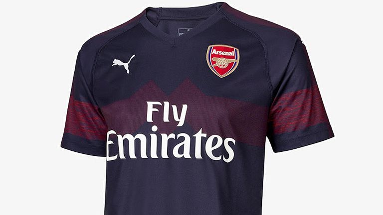 Beim Auswärtstrikot für die neue Saison hat sich der FC Arsenal deutlich vom Vorgänger abgehoben. Anstatt der bislang verwendeten verschiedenen Blautöne setzten die Gunners auf Lila mit bordeaux-farbenen Applikationen (Bildquelle: footyheadlines.com)