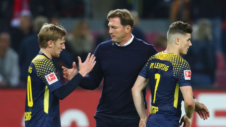 Emil Forsberg (l.) glaubt an eine steile Karriere seines Ex-Trainers Ralph Hasenhüttl.