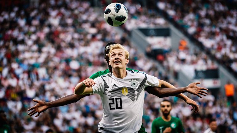 JULIAN BRANDT: Wird in der 73. Minute für Thomas Müller eingewechselt, erste Ballberührung nach zwei Minuten nach Flanke von Mario Gomez. Will seine WM-Nominierung rechtfertigen und bringt noch einmal ein bisschen Schwung ins Spiel. NOTE: 3