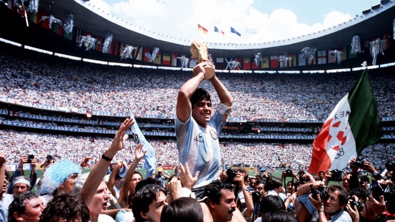 Zum WM-Titel 1986 für Argentinien gibt es für Superstar Diego Maradona noch eine weitere Auszeichnung - die zum besten Spieler.  Im Finale schlägt Argentinien Deutschland. Deutschland Torhüter Toni Schumacher muss sich mit Platz zwei zufrieden geben.