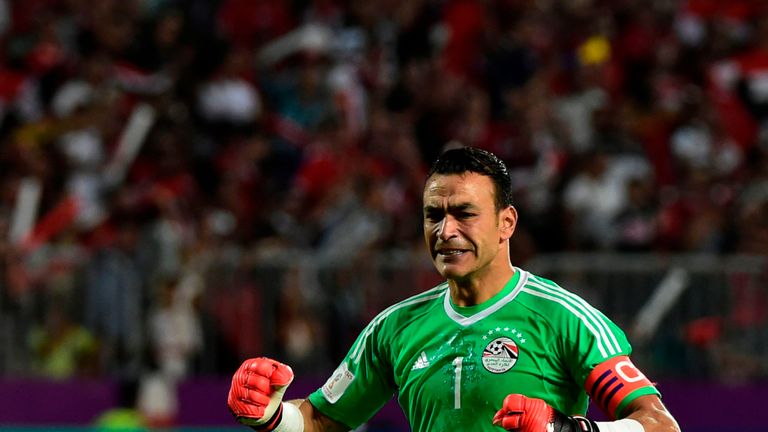 ÄLTESTER SPIELER UND MEISTE LÄNDERSPIELE: Ägyptens Torwart Essam El Hadary sahnt sogar bei zwei Kategorien ab: mit 45 Jahren (geboren am 15. Januar 1973) ist er der älteste Spieler und hat zusätzlich die meisten Länderspiele absolviert (157 für Ägypten, Stand 06. Juni 2018). So alt wie El Hadary war noch nie ein Spieler bei einer WM-Endrunde.