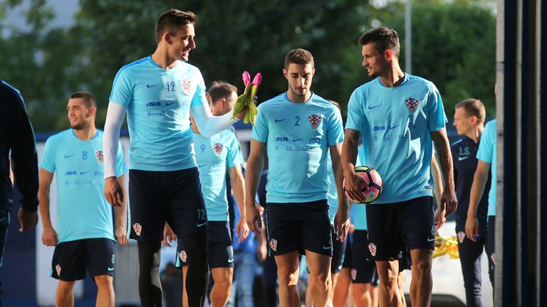 GRÖSSTER SPIELER: Bei Torhütern ist es von Vorteil, groß gewachsen zu sein. Lovre Kalinic (links im Bild) aus Kroatien zählt mit seinen 2,01 Metern zu den größten Spielern des Turniers.