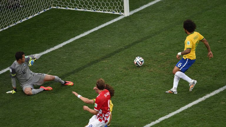 EINZIGER SPIELER MIT EIGENTOR: Brasiliens Marcelo gelang bisher als einzigem Spieler ein Eigentor während einer WM - und das auch noch bei der Heim-WM 2014 und im Eröffnungsspiel gegen Kroatien.