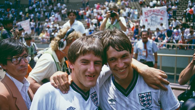 Zum Titel hat es für ihn nicht gereicht: Mit seinen sechs Treffern beim Turnier in Mexiko 1986 machte Englands Gary Lineker (r.) auf der großen Fußballbühne nachhaltig auf sich aufmerksam - und holte sich den Goldenen Schuh für die Vitrine.