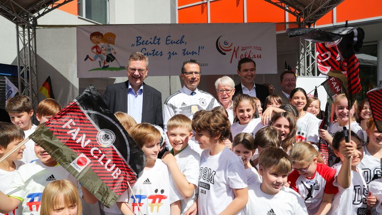 Reinhard Grindel besucht das Sommerfest der Deutschen Schule in Moskau.