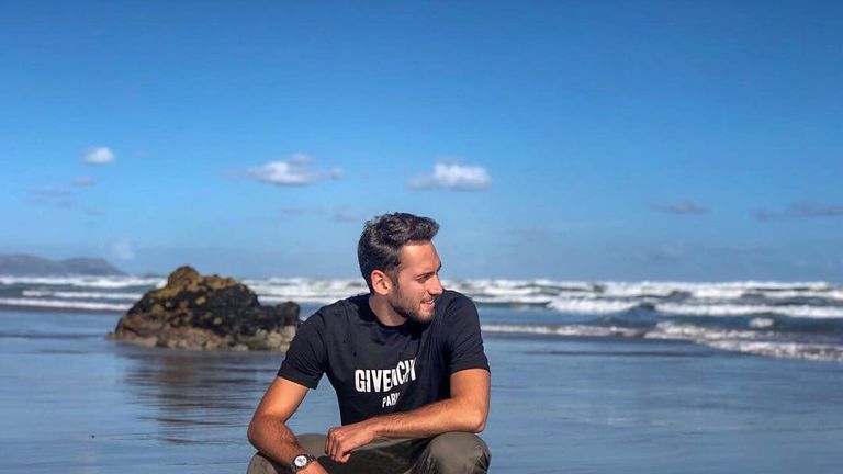 Auf den Spuren der WM 2010, Hakan Calhanoglu? Der Mittelfeldspieler vom AC Mailand posiert am Strand von Südafrika. (Quelle: www.instagram.com/p/BjkheGCF4nl/?taken-by=hakancalhanoglu)