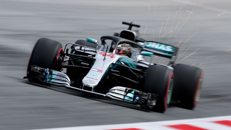 Lewis Hamilton fährt im ersten freien Training die Bestzeit.