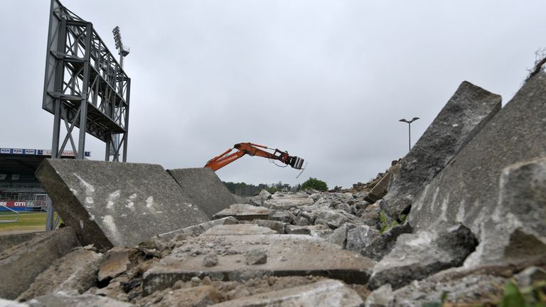 Schritt eins des Umbaus: Der Abriss der Ostkurve im Holstein-Stadion. 