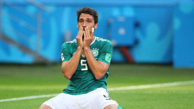 Mats Hummels kann das WM-Aus nicht fassen.