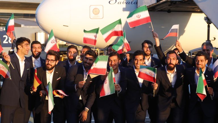 Spieler der iranischen Nationalmannschaft schwenken nach der Ankunft in Russland ihre Nationalflaggen.
