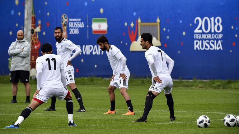 Bei der Nationalmannschaft des Iran herrscht Materialknappheit! Sponsor Nike verweigert die Lieferung von Fußballschuhen.