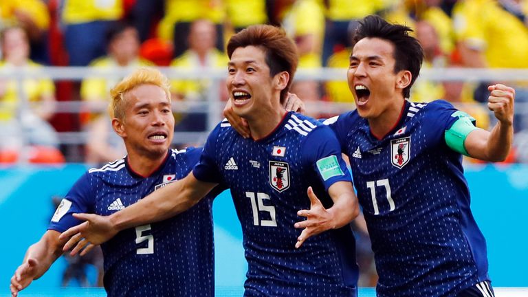 Yuya Osako feiert mit seinen Teamkollegen den Siegtreffer gegen Kolumbien. 