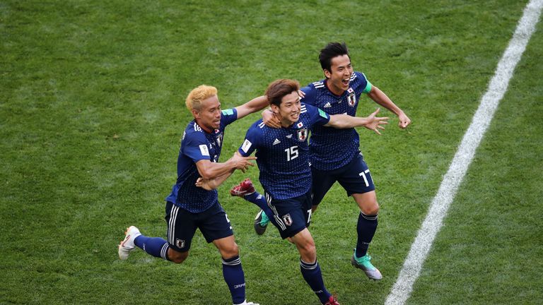 Yuya Osako (Mitte) jubelt über seinen Siegtreffer gegen Kolumbien bei der WM.