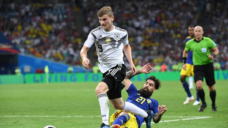 Jimmy Durmaz begeht das foul vor dem Siegtreffer der deutschen Mannschaft an Timo Werner.