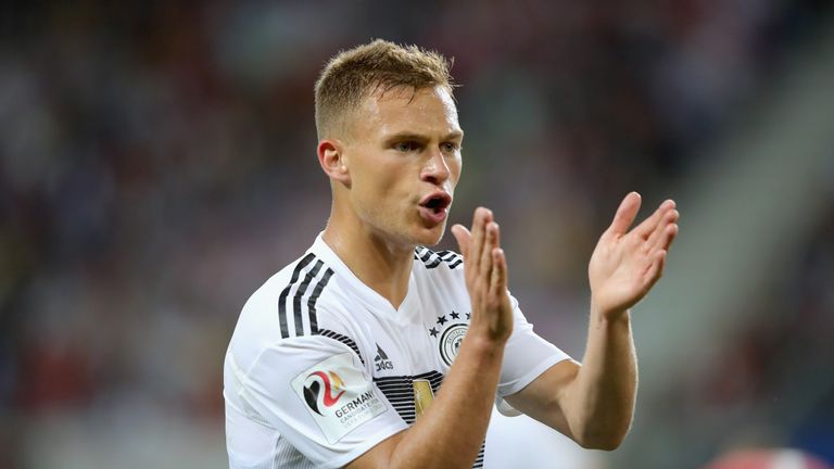 Joshua Kimmich stellt sich den Fragen der Journalisten.