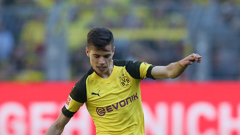 Bei der Borussia ist der 22-Jährige mittlerweile eine Stütze im defensiven Mittelfeld.