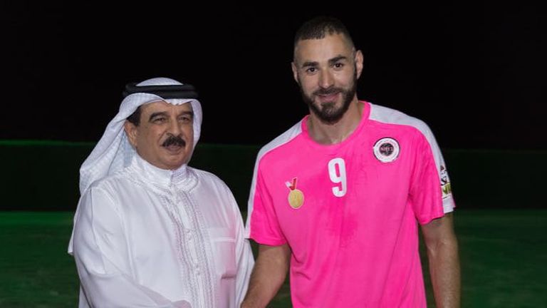 Für Karim Benzema geht es ebenfalls nicht zur WM. Er befindet sich im Sommer-Urlaub in Bahrain. Dort trifft er den König Hamad bin Isa Al Chalifa. Ob das aber der richtige Dresscode ist? (Quelle: www.instagram.com/karimbenzema/)