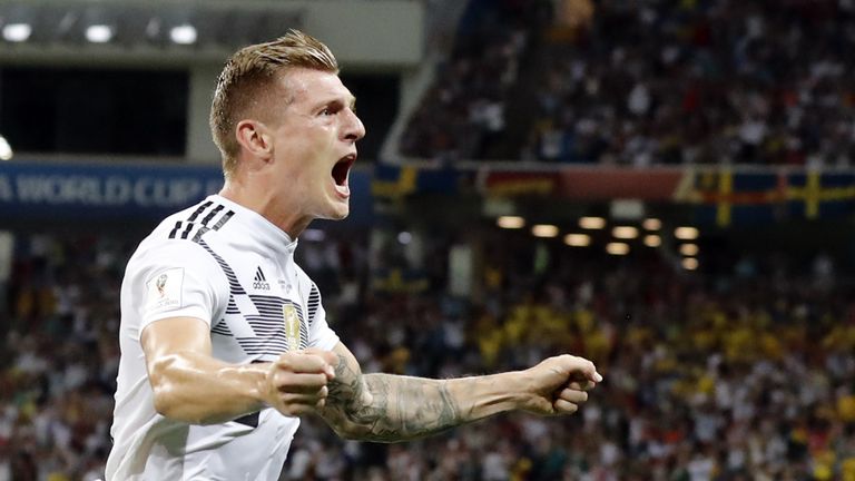 Toni Kroos bejubelt seinen Siegtreffer in der Nachspielzeit gegen Schweden.