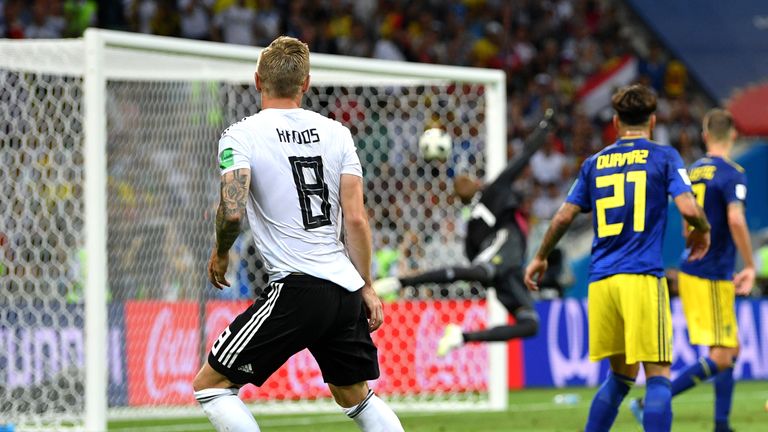 Toni Kroos wird zum Helden! Die DFB-Elf besiegt Schweden in der Nachspielzeit.