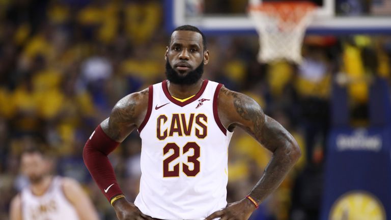 Superstar LeBron James zieht seine Spieler-Option nicht und wird Free Agent. 
