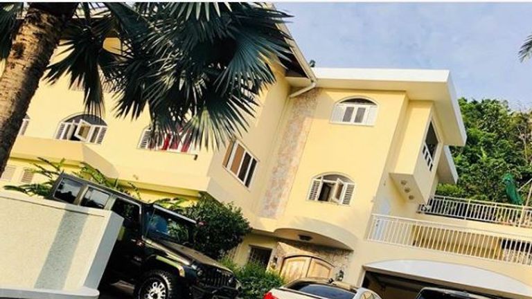 "Er gab niemals auf", schreibt Leon Bailey (Bayer Leverkusen) unter seinen Post. Es zeigt ihn in seiner Heimat Jamaica mit einem ordentlichen Fuhrpark. (Quelle: www.instagram.com/leonbailey_9/)