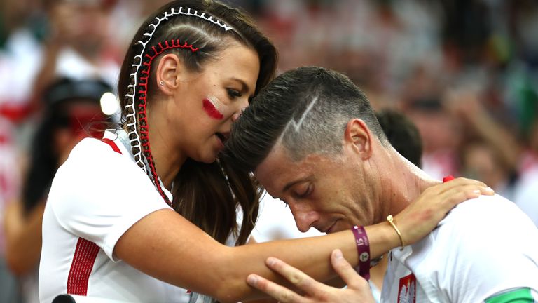 Nimm mich in die Arme, Liebes! Das wird sich Robert Lewandowski nach der 1:2-Niederlage Polens gegen Senegal gedacht haben. Seine Frau Anna tut ihm den Gefallen und tröstet den Bayernstar.