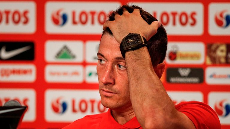 Polens Angreifer Robert Lewandowski ist mit der Leistung seiner Mitspieler nicht einverstanden.