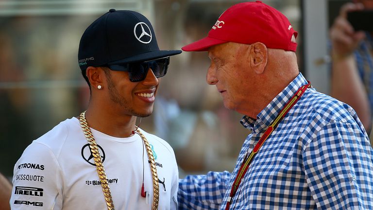 Mercedes-Aufsichtsratschef Niki Lauda (r.) sieht einer Vertragsverlängerung mit Lewis Hamilton (l.) optimistisch entgegen.
